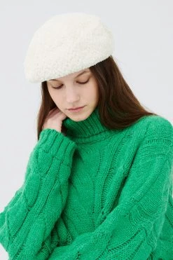 STORETS Nei Fuzzy Beret ACCESSORIES