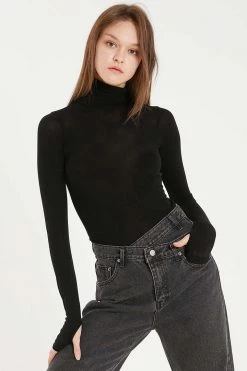 STORETS Ulyana Thumb Hole Slim Top