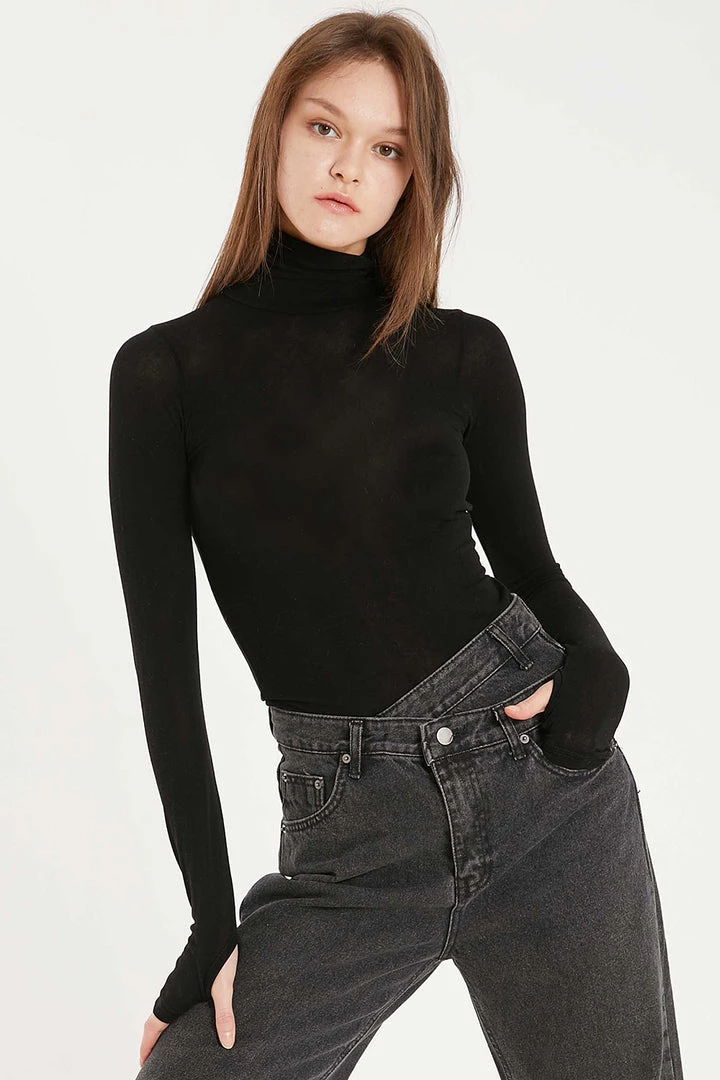 STORETS Ulyana Thumb Hole Slim Top