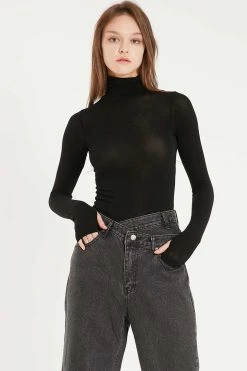 STORETS Ulyana Thumb Hole Slim Top