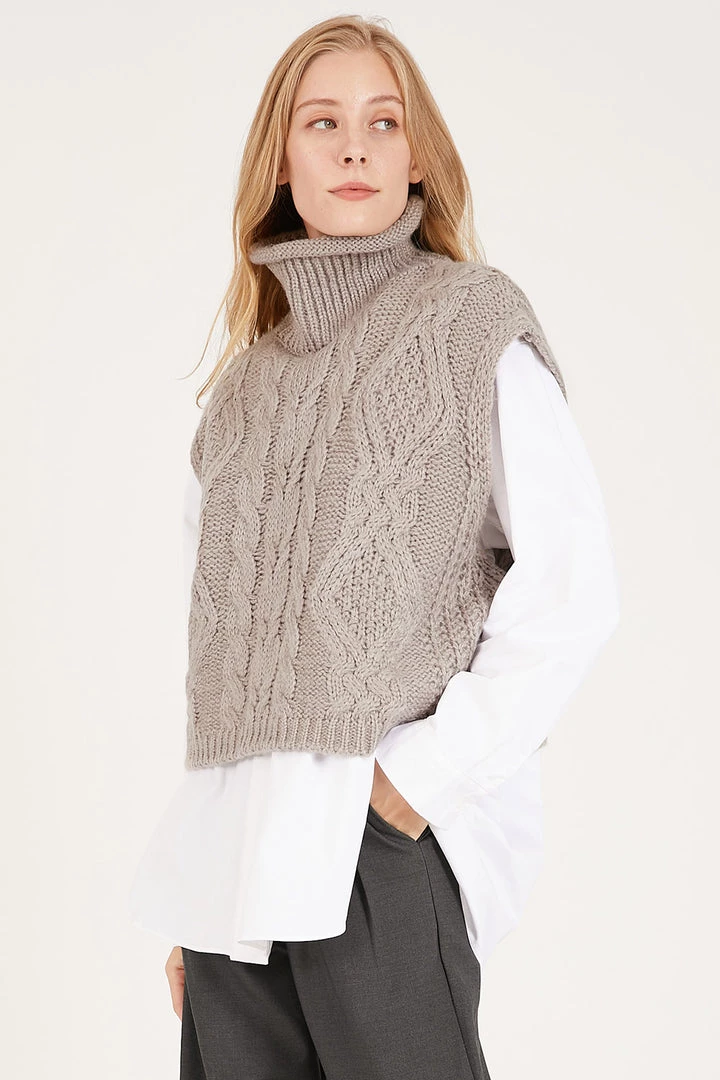 STORETS Daisy Turtle Neck Cable Knit Vest