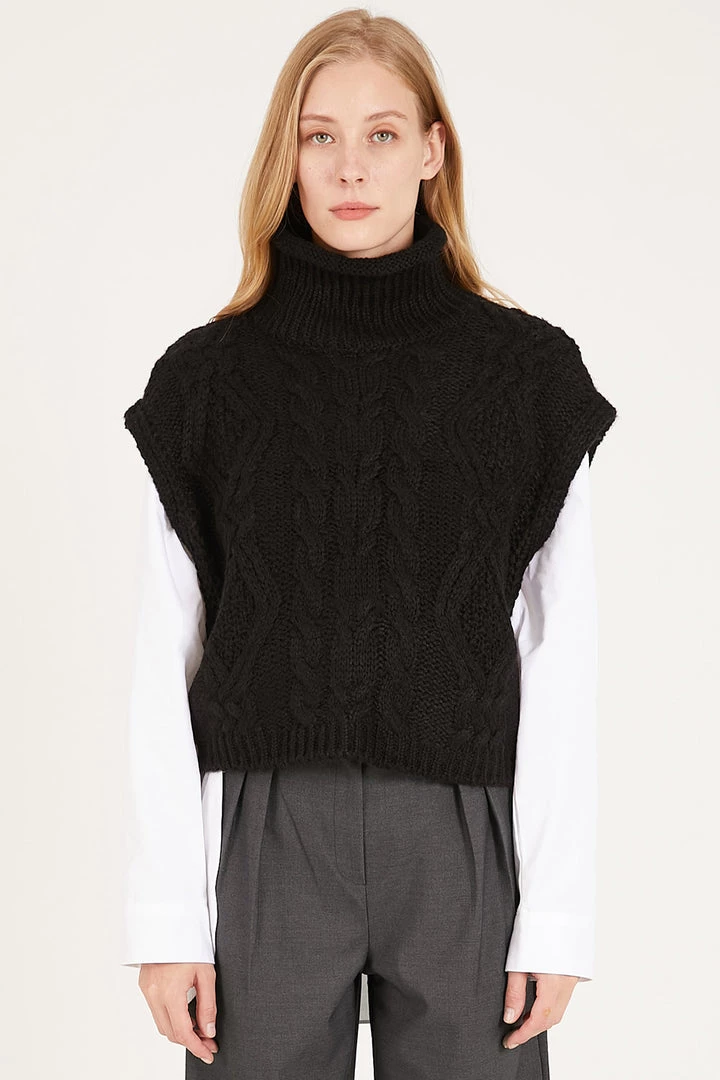 STORETS Daisy Turtle Neck Cable Knit Vest