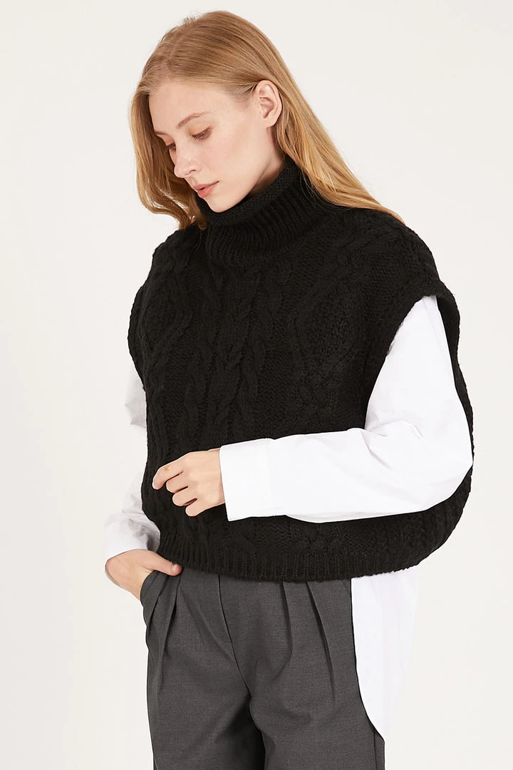 STORETS Daisy Turtle Neck Cable Knit Vest