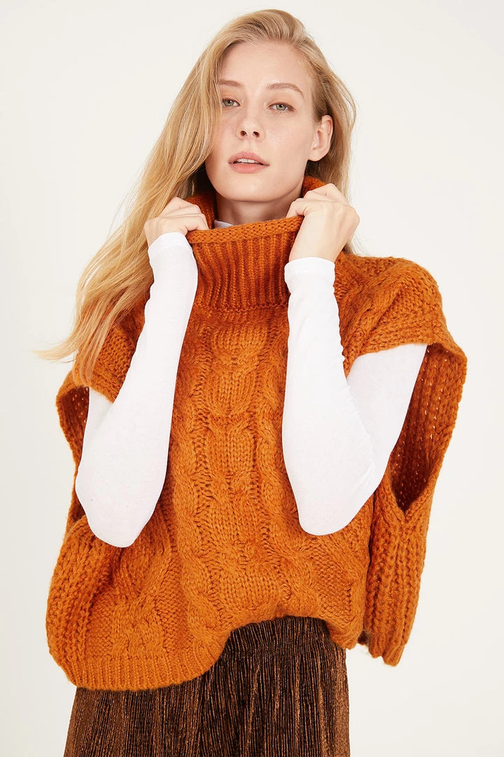 STORETS CLOTHING Daisy Turtle Neck Cable Knit Vest