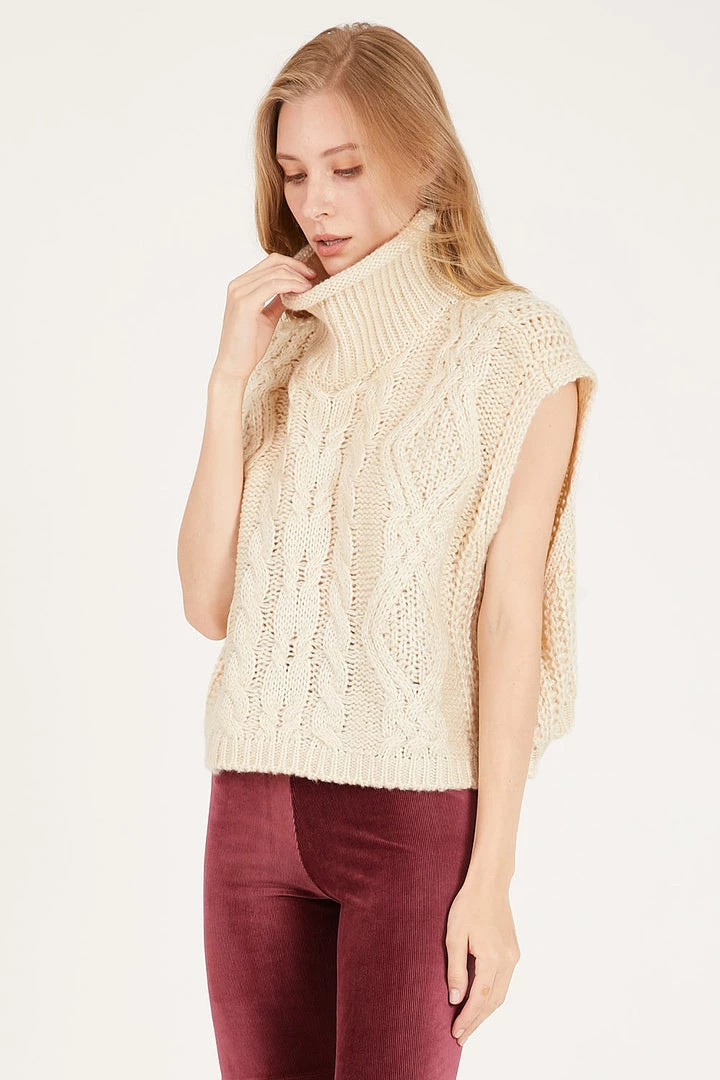 STORETS Daisy Turtle Neck Cable Knit Vest CLOTHING